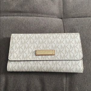 Cream Logo print Micheal Kors wallet.
